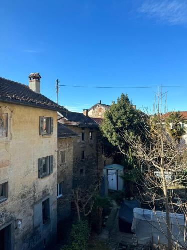 Blick auf eine Gasse zwischen zwei Gebäuden in der Unterkunft Il borgo di Astano in Astano