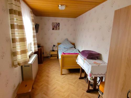 a small room with two beds and a window at FeWo Ulbrich Langenstadt in Neudrossenfeld
