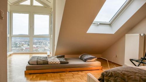 een bed in een kamer met een groot raam bij Ferienwohnung Rhein-Panorama in Lahnstein