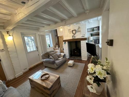 - un salon avec un canapé et une cheminée dans l'établissement The Nook Lincoln, à Lincolnshire