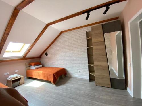 ein Schlafzimmer mit einem Bett und einer Ziegelwand in der Unterkunft Ali假日民宿 in Almaty