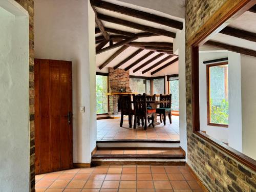 an open hallway with a dining room and an open door at Termales azules La Calera in El Salitre