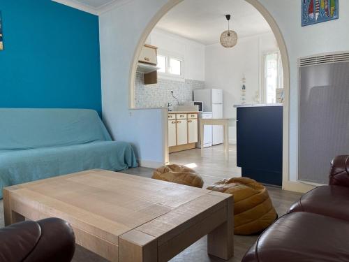 un salon avec un lit et une table dans l'établissement 760 - Charmante maison aux Hôpitaux a mi-chemin entre Erquy et la station des Sables d'Or, à Erquy