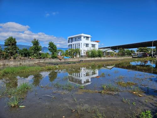 Vista de un río que corre cerca de la habitación en casa particular