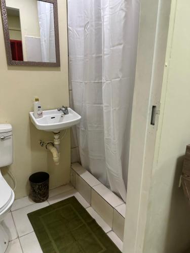 Um banheiro em The Corner Apartment