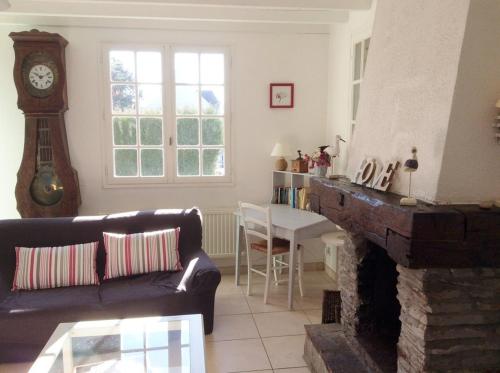 un salon avec un canapé et une cheminée dans l'établissement 752 - Maison avec jardin à 2km du centre d'Erquy des commerces et des plages sauvages, à Erquy