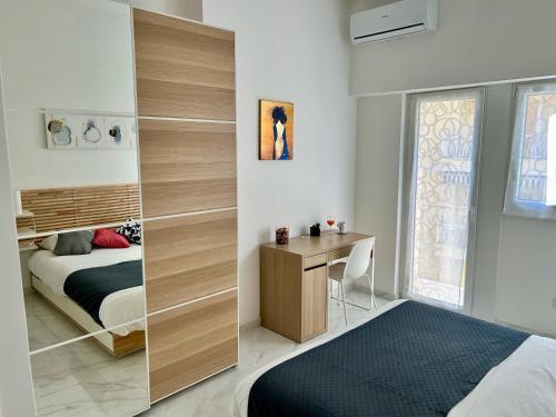- une chambre avec un lit et un bureau dans l'établissement San Paolo sweet home, à Rome