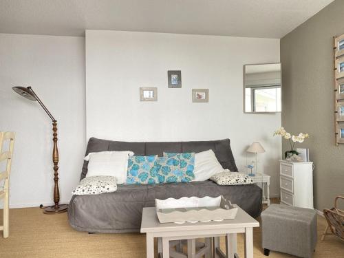 un salon avec un canapé et une table dans l'établissement 507-Bel appartement en bordure de la plage d'Erquy, à Erquy