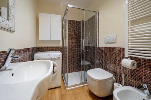 uma casa de banho com um lavatório, um WC e um chuveiro em Mezzanino 4438 em Veneza