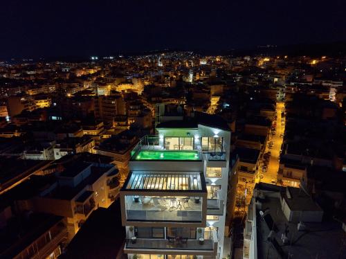 vista su un edificio di notte di SIGMA Luxury Apartments & Suites a Salonicco