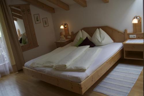 Un pat sau paturi într-o cameră la Cafe Schneider