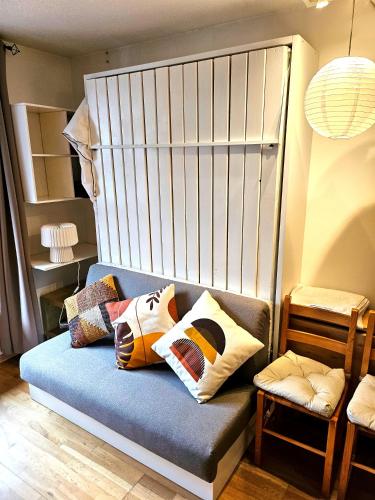 - un banc avec des oreillers dans la chambre dans l'établissement Cozy Chamonix Ski Studio with Mountain Views, à Chamonix-Mont-Blanc