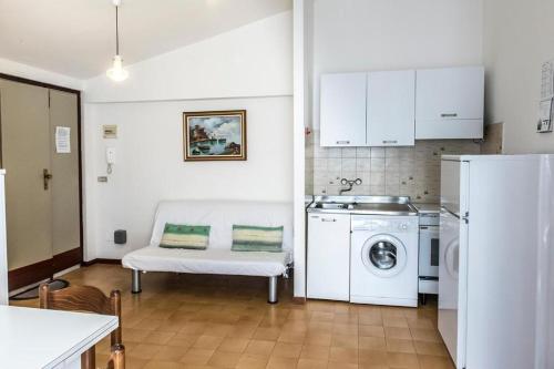 una cucina con lavatrice e frigorifero bianco di Comodo bilocale a Marcelli - M271 a Marcelli