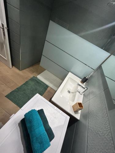 La salle de bains est pourvue d'un lavabo et d'un miroir. dans l'établissement Le REGENCY, appartement familial au cœur du centre-ville, des célèbres jardins Biovès, et seulement à 1 minute à pied de la plage, à Menton