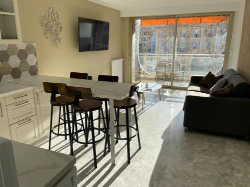 Le REGENCY, appartement familial au cœur du centre-ville, des célèbres jardins Biovès, et seulement à 1 minute à pied de la plage