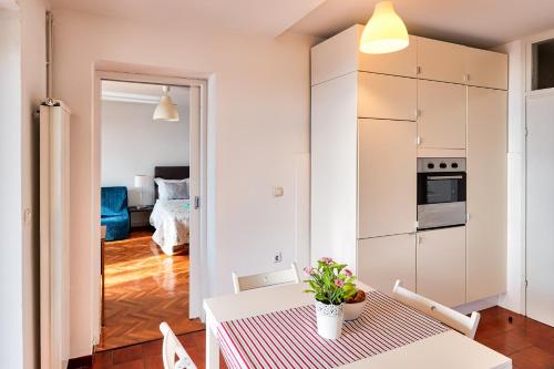 Kuchyň nebo kuchyňský kout v ubytování Apartmani Frlan II.