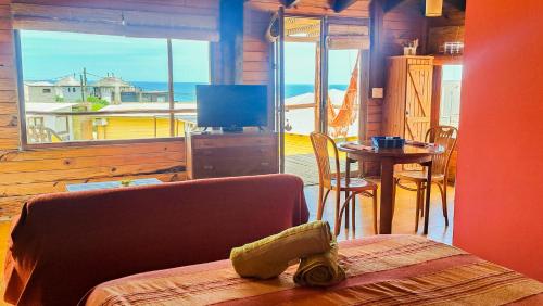 uma sala de estar com um sofá e vista para o oceano em En calma em Punta Del Diablo