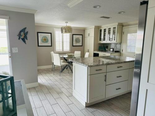 - une cuisine avec un comptoir et une table dans l'établissement Island House Beach Resort V17 villa, à Siesta Key