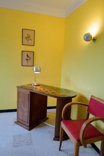 a desk with a lamp and a chair in a room at Maison au cœur des vignes in Épernay