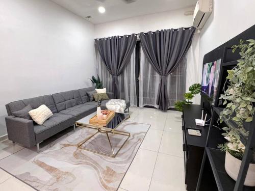 sala de estar con sofá y mesa en Wind Serenity & FOC Netflix Access Country Garden Danga Bay 3BR # 6-11 pax by Minshuku en Johor Bahru