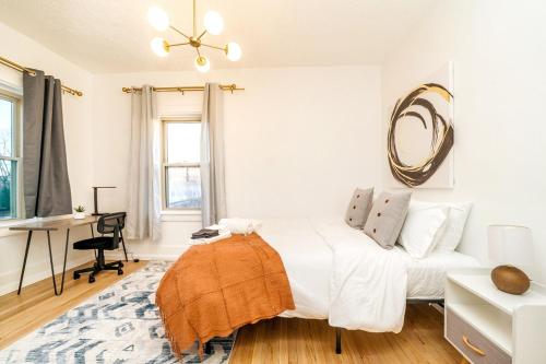 een slaapkamer met een bed, een bureau en een spiegel bij Highfall Hideaway Your Cozy Escapetvpetswi-fi in Rochester