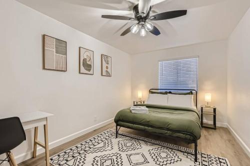 a bedroom with a bed and a ceiling fan at Furnished 2bd2ba W Queenbedasugymwifitv in Tempe