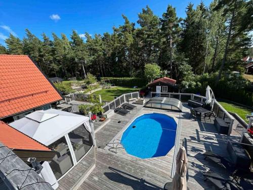 een uitzicht op een patio met een blauw zwembad bij Guest house or Loft with summer Pool in Bro