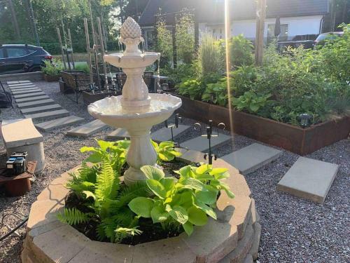 Un jardín fuera de Cozy Stay near Stockholm with Pool and BBQ access