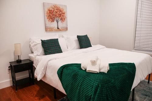 um quarto com uma cama com duas toalhas em 1bedequippedkitchenhighfallsdtw'fitv em Rochester