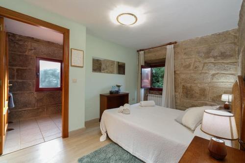 Ένα ή περισσότερα κρεβάτια σε δωμάτιο στο Casa do Pombal by CABANA Rentals
