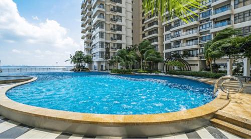 una piscina frente a algunos edificios de apartamentos en Wind Serenity & FOC Netflix Access Country Garden Danga Bay 3BR # 6-11 pax by Minshuku en Johor Bahru