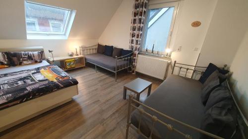 Habitación pequeña con cama y sofá en FRANKES SLEEP INN, 2 Wohnungen 2 Betten und 5 Betten, Sauna, en Velbert