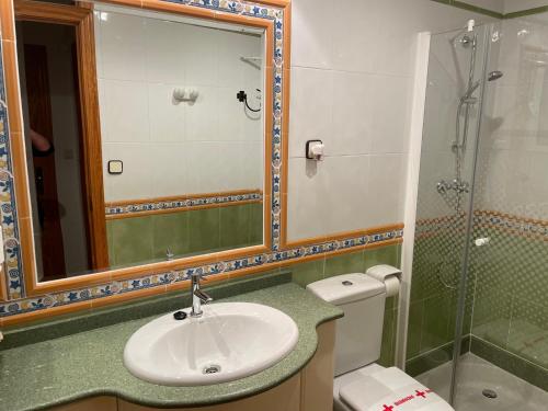 ペニスコラにあるChikiのバスルーム(洗面台、トイレ、鏡付)
