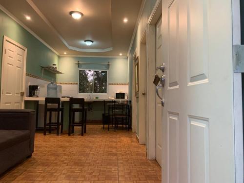 Otwarte drzwi do kuchni ze stołem i krzesłami w obiekcie Casa hotel Aguas Termales w mieście Gracias
