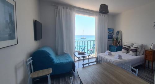 un salon avec vue sur l'océan dans l'établissement Studio pied dans l’eau CAP CORSE ERBALUNGA, à Brando