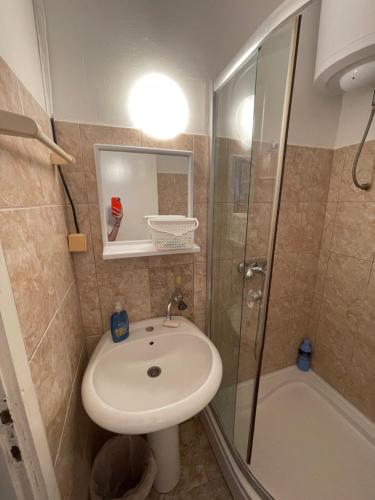 mała łazienka z umywalką i prysznicem w obiekcie Apartman Marković w mieście Meljine