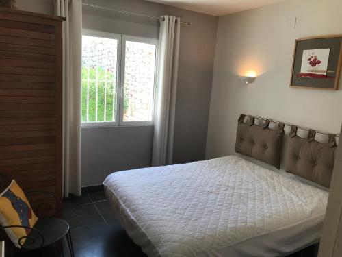 - une chambre avec un lit et une fenêtre dans l'établissement Villa avec piscine vue mer cumbre del sol LA CASA V, à Cumbre del Sol