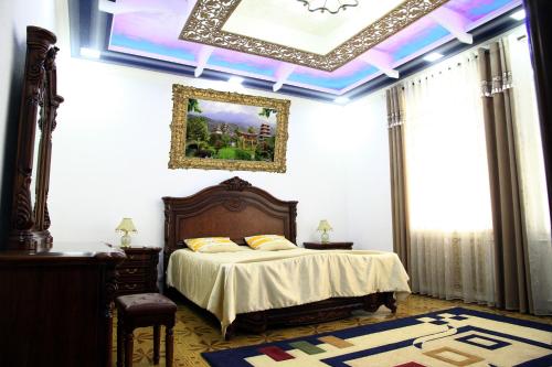 ein Schlafzimmer mit einem Bett und einer Kassettendecke in der Unterkunft Yellow Hostel Dushanbe in Duschanbe