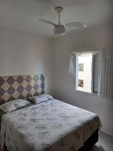 1 dormitorio con 1 cama y ventilador de techo en Apartamento para 6 pessoas bairro pereque mirim, en Ubatuba