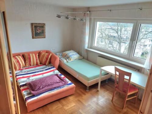 Habitación pequeña con sofá y mesa. en Make yourself at home en Vaihingen an der Enz