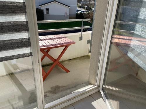 Vayres的住宿－appartement cosy，靠窗的阳台的长凳