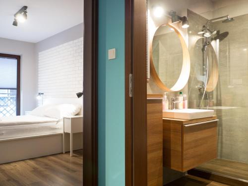 a bathroom with a sink and a mirror at Apartament Great koło opery i miejscem postojowym w garażu in Białystok