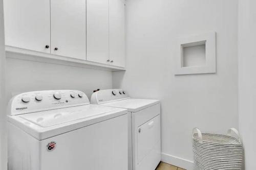 uma cozinha branca com um lavatório e uma máquina de lavar louça em Rooftop Roost at ATX Downtown w/ Views - 8 beds em Austin