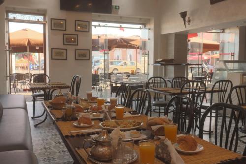 Una mesa con comida en un restaurante. en HOTEL CTM, en Marrakech