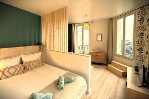 - une chambre dotée d'un lit avec un mur vert dans l'établissement La Canopée-Proche centre et gare avec balcon, au Havre