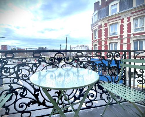 d'une table et d'un banc sur un balcon. dans l'établissement La Canopée-Proche centre et gare avec balcon, au Havre