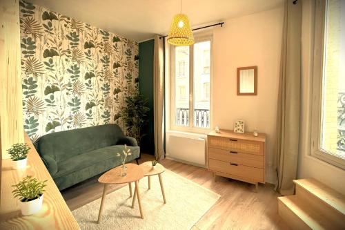 un salon avec un canapé vert et une fenêtre dans l'établissement La Canopée-Proche centre et gare avec balcon, au Havre