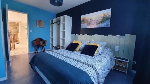 1 dormitorio azul con 1 cama grande y paredes azules en AGAPANTHE, en Saint-Georges-lès-Baillargeaux