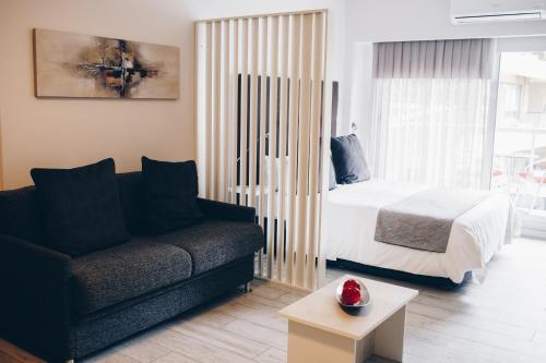 sala de estar con cama y sofá en Miravida Soho Apartments en Buenos Aires