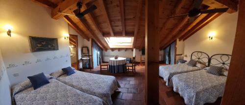 Ένα ή περισσότερα κρεβάτια σε δωμάτιο στο Hotel Rural El Adarve